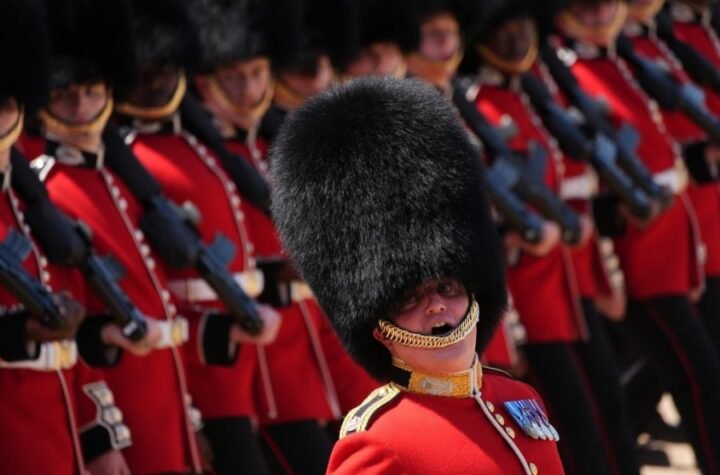 MENJA SE TRADICIJA U BRITANSKOJ GARDI?! Medveđe krzno moglo bi da ode u istoriju