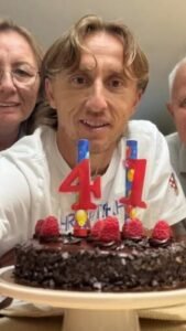 MODRIĆ OBJAVIO SLIKU KOJA JE ZAPALILA MREŽE! Majka Srpkinja, otac Hrvat i on - Radojka, Luka i Stipe, svi na jednom mestu!