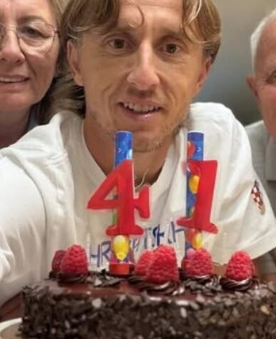 MODRIĆ OBJAVIO SLIKU KOJA JE ZAPALILA MREŽE! Majka Srpkinja, otac Hrvat i on - Radojka, Luka i Stipe, svi na jednom mestu!