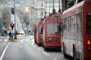 MUŠKARAC PAO SA PETOG SPRATA ZGRADE NA TROLEJBUS U ŽIČKOJ ULICI U BEOGRADU: Njegovo telo zatečeno na licu mesta