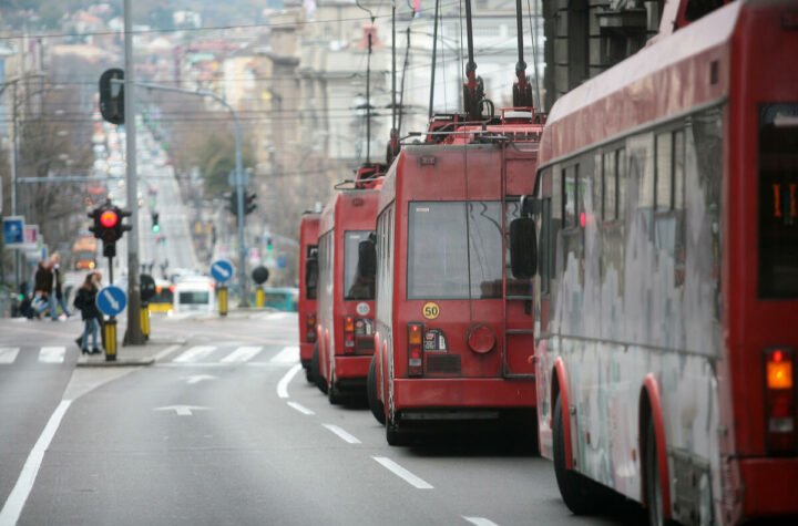 MUŠKARAC PAO SA PETOG SPRATA ZGRADE NA TROLEJBUS U ŽIČKOJ ULICI U BEOGRADU: Njegovo telo zatečeno na licu mesta
