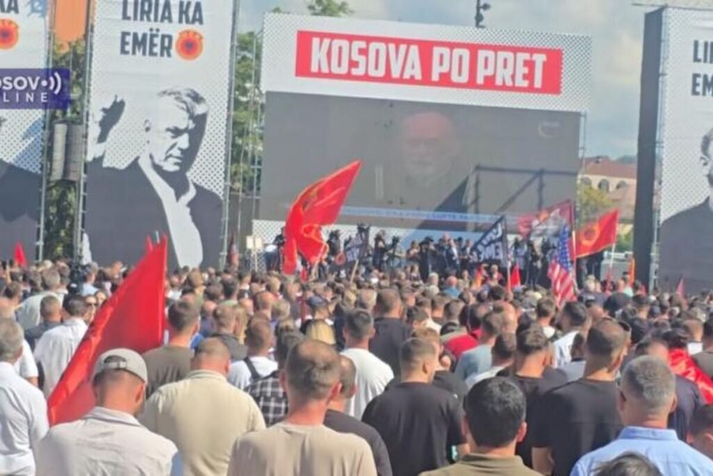 Masa krenula ka sedištu EULEKS-a nakon presude u Hagu: Kuva u Prištini