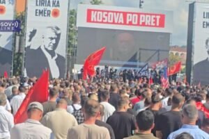 Masa krenula ka sedištu EULEKS-a nakon presude u Hagu: Kuva u Prištini