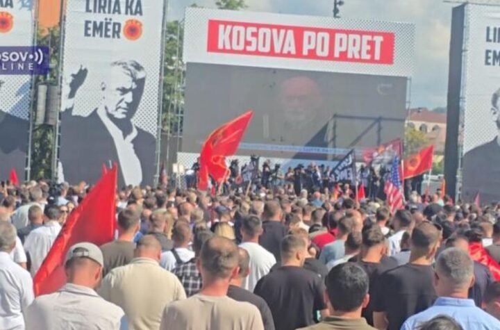 Masa krenula ka sedištu EULEKS-a nakon presude u Hagu: Kuva u Prištini