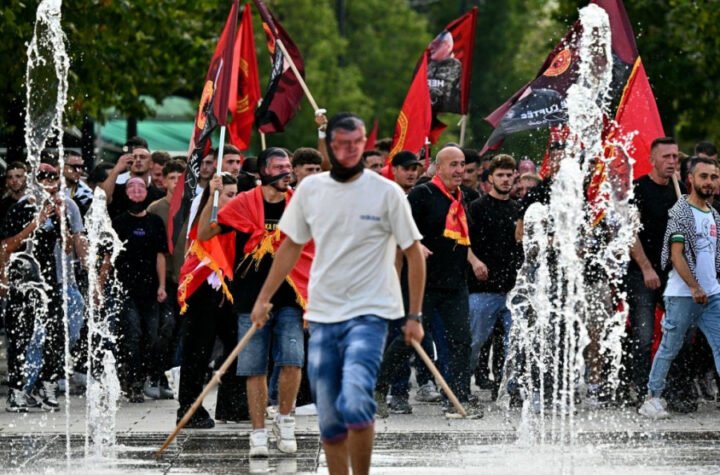 NAKON JUČERAŠNJEG DIVLJANJA U PRIŠTINI: Novi protest pristalica tzv. OVK zbog presuda Specijalizovanih veća u Hagu