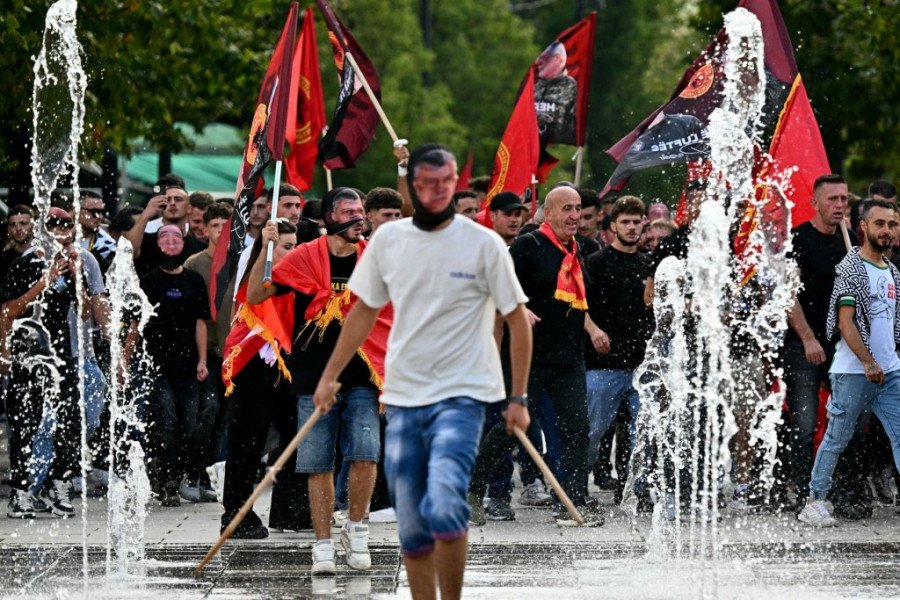 NAKON JUČERAŠNJEG DIVLJANJA U PRIŠTINI: Novi protest pristalica tzv. OVK zbog presuda Specijalizovanih veća u Hagu