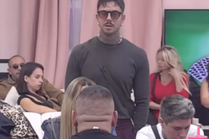NEZAPAMĆENA BRUKA UŽIVO NA PINKU, ANELI OBRISALA PATOS ĐUKIĆEM! Učesnici mu se smeju u lice!