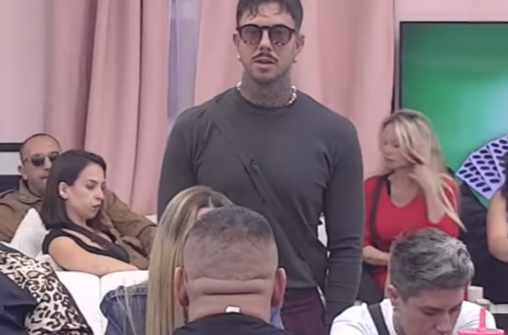 NEZAPAMĆENA BRUKA UŽIVO NA PINKU, ANELI OBRISALA PATOS ĐUKIĆEM! Učesnici mu se smeju u lice!