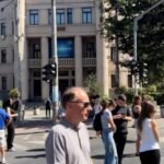 NI NJEGOVI GA VIŠE NE FERMAJU?! Đokića doveli na blokadu da se slika, a prizor sa raskrsnice govori više od hiljadu reči! (FOTO)
