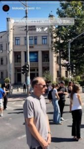 NI NJEGOVI GA VIŠE NE FERMAJU?! Đokića doveli na blokadu da se slika, a prizor sa raskrsnice govori više od hiljadu reči! (FOTO)