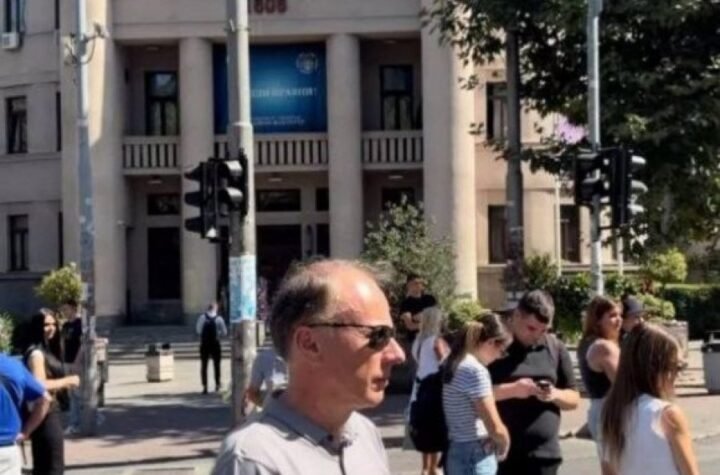 NI NJEGOVI GA VIŠE NE FERMAJU?! Đokića doveli na blokadu da se slika, a prizor sa raskrsnice govori više od hiljadu reči! (FOTO)
