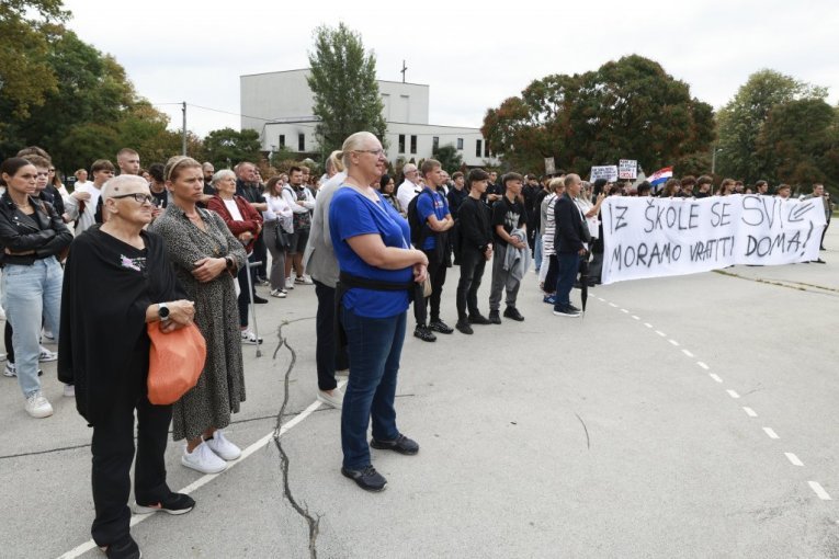 "OVDE TREBA VRIŠTATI!" Zagrebačka škola na nogama nakon napada nožem: Učenici i roditelji traže hitne mere i odgovornost! (FOTO)
