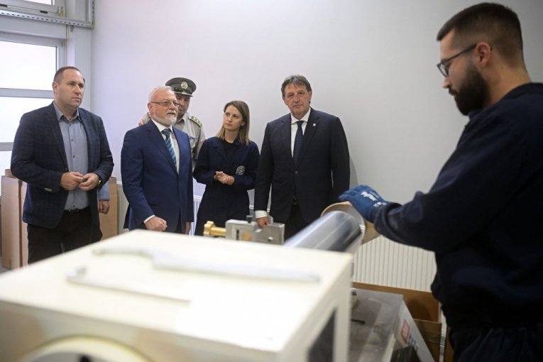 Bratislav Gašić obišao je danas preduzeće „Milan Blagojević - namenska“ a.d. u Lučanima.