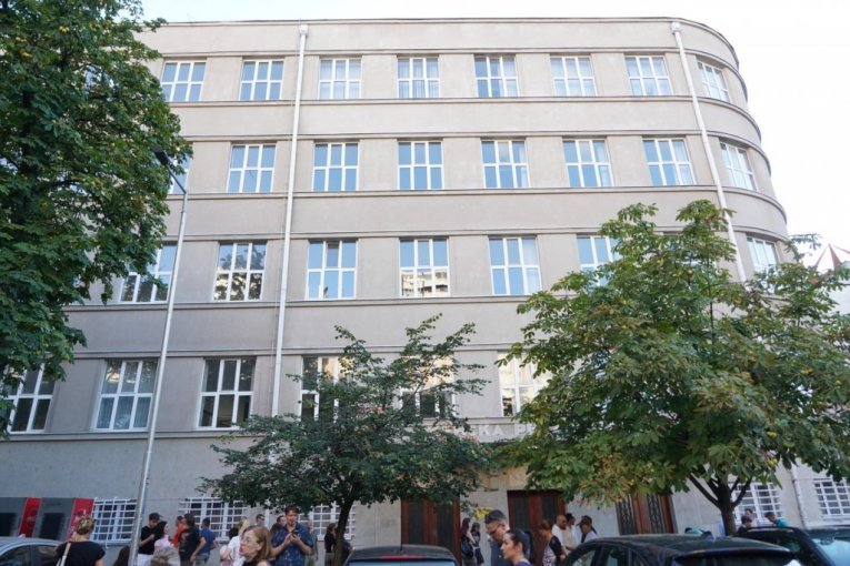 SAZNAJEMO: Ovo su pravi razlozi zbog kojih je profesorka latinskog dobila otkaz u Petoj beogradskoj gimnaziji