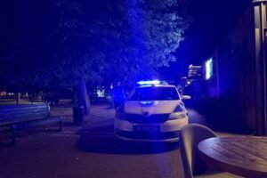 SEVALI NOŽEVI I RAZBIJENE STAKLENE FLAŠE, POLOMLJENI NOSEVI I KIČMA! Detalji užasne tuče grupe muškaraca u Zemunu!