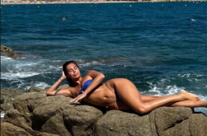 SIRENA SE NASUKALA NA PLAŽI U ŠPANIJI! Kupači ostali bez daha, OBLINE jedva smestila u bikini!