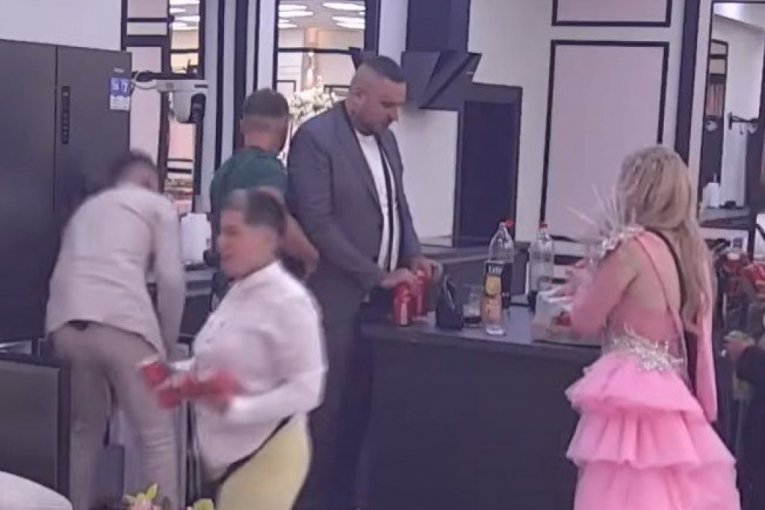 SKANDAL OBELEŽIO POČETAK "ELITE 10"! Obezbeđenje ULETELO U BELU KUĆU, Miljana i Ivan u centru drame! (GALERIJA)