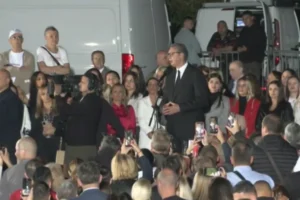 "SLUŽIO SAM ČASNO I POŠTENO SVOJA DVA PREDSEDNIČKA MANDATA!" VUČIĆ STIGAO U PREDSEDNIŠTVO: Ogroman broj naroda se okupio: "Hvala vam na podršci"