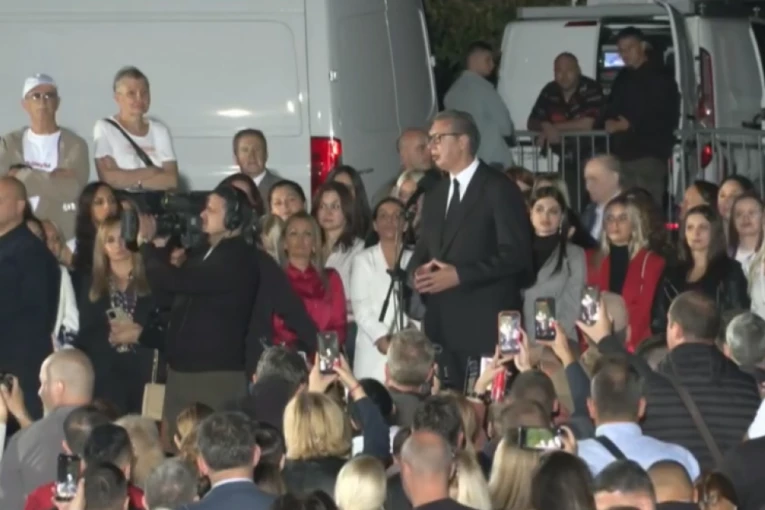"SLUŽIO SAM ČASNO I POŠTENO SVOJA DVA PREDSEDNIČKA MANDATA!" VUČIĆ STIGAO U PREDSEDNIŠTVO: Ogroman broj naroda se okupio: "Hvala vam na podršci"