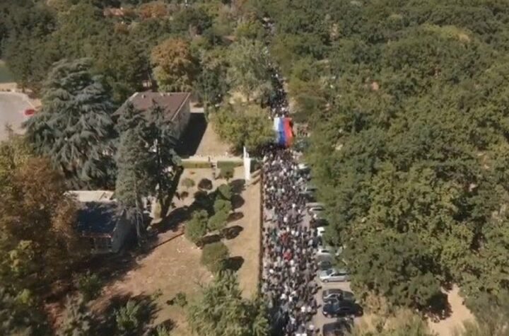 SRPSKA SE OPRAŠTA OD GENERALA MLADIĆA! Širom zemlje pale se sveće i služi pomen