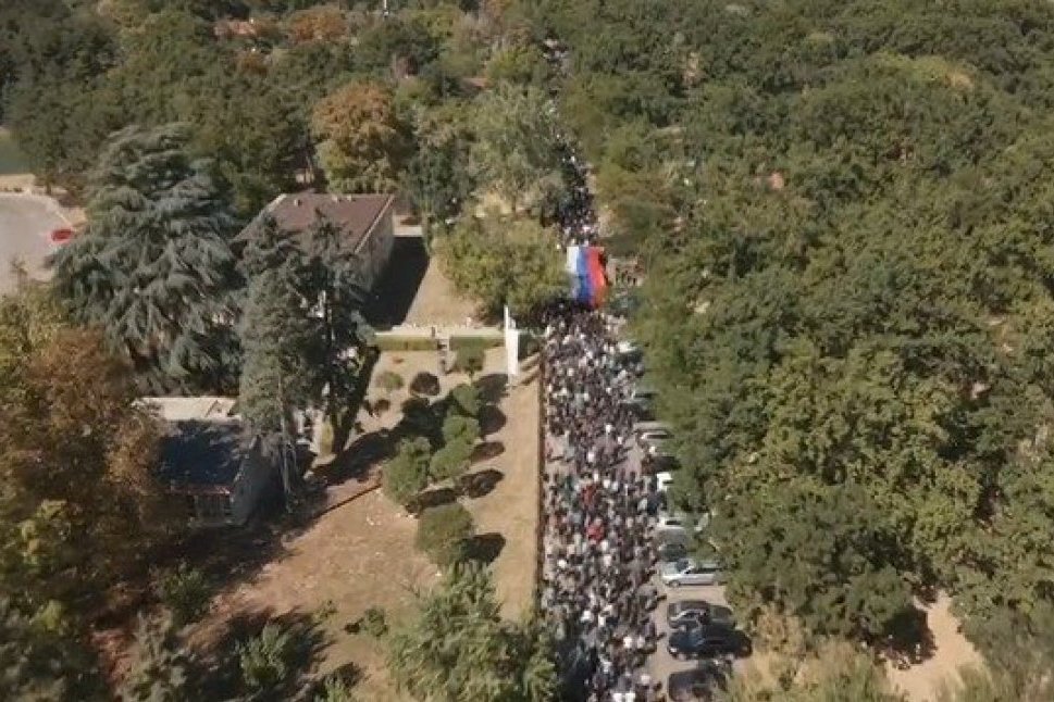 SRPSKA SE OPRAŠTA OD GENERALA MLADIĆA! Širom zemlje pale se sveće i služi pomen
