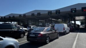 STANJE NA GRANICAMA I PUTEVIMA: Kamioni na Šidu večeras čekaju 5 sati, AMSS poslao UPOZORENJE VOZAČIMA