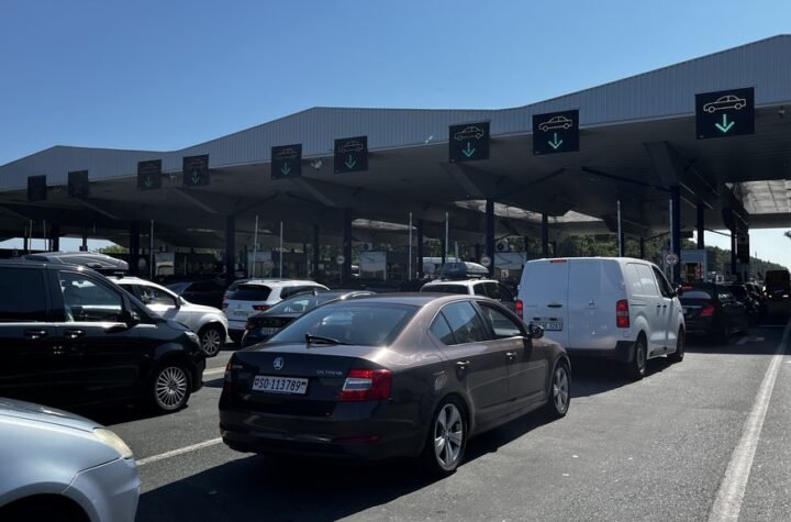STANJE NA GRANICAMA I PUTEVIMA: Kamioni na Šidu večeras čekaju 5 sati, AMSS poslao UPOZORENJE VOZAČIMA