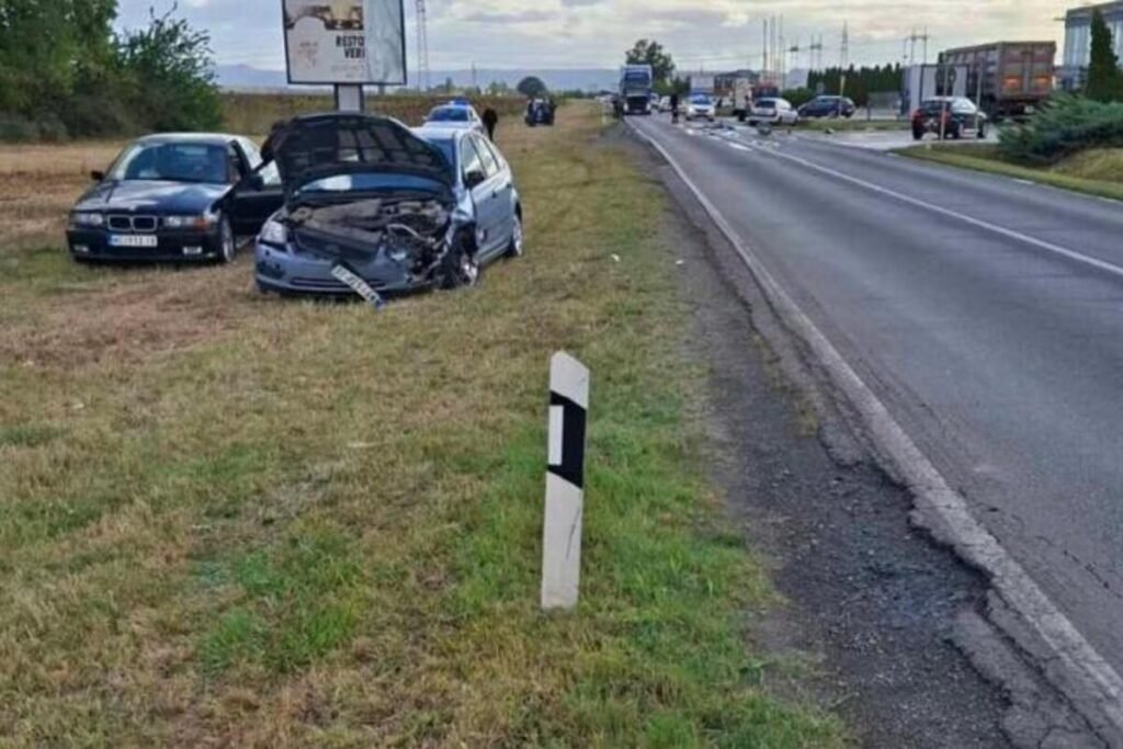 Stravična nesreća kod Novog Sada: Delovi vozila rasuti po putu, prizori potresni! (FOTO)
