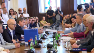 TAČNO 224.557 POTPISA! Predstavnici liste "Aleksandar Vučić - Ujedinjena Srbija" predali listu kandidata i potpisa građana
