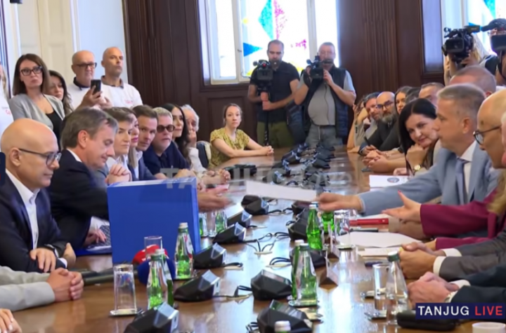 TAČNO 224.557 POTPISA! Predstavnici liste "Aleksandar Vučić - Ujedinjena Srbija" predali listu kandidata i potpisa građana