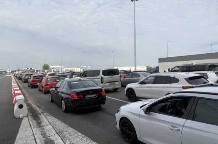 TERETNA VOZILA OSAM SATI ČEKAJU NA GRANICI! Velika gužva na OVIM prelazima!