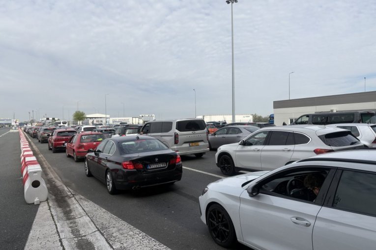 TERETNA VOZILA OSAM SATI ČEKAJU NA GRANICI! Velika gužva na OVIM prelazima!