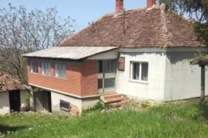 U ovom selu se prodaje velika kuća za sitne pare: Ima dva pomoćna objekta i podrum (FOTO)
