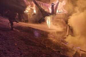 VATRENA STIHIJA PROGUTALA KUĆU BOJOVIĆA U GOSTUNU: Vatrogasci, granični policajci i meštani sprečili još veću katastrofu (FOTO)