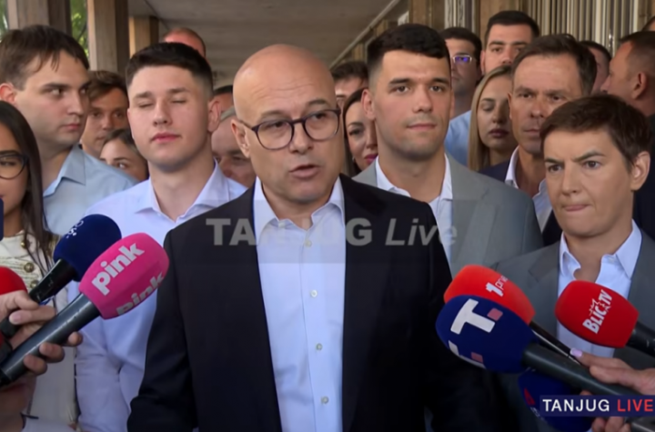 VUČEVIĆ SE ZAHVALIO NARODU! Naprednjaci predali rekordnih 224.557 potpis Republičkoj izbornoj komisiji