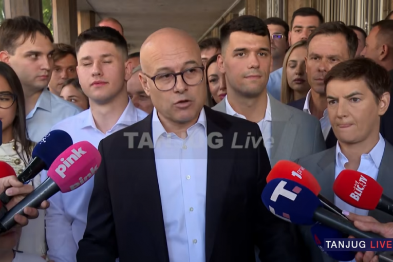 VUČEVIĆ SE ZAHVALIO NARODU! Naprednjaci predali rekordnih 224.557 potpis Republičkoj izbornoj komisiji