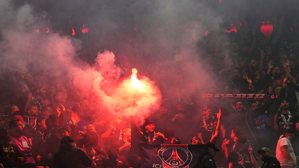 Žestoko pred 180. derbi: Grobari i Delije se gađali bakljama, policija bila u blizini