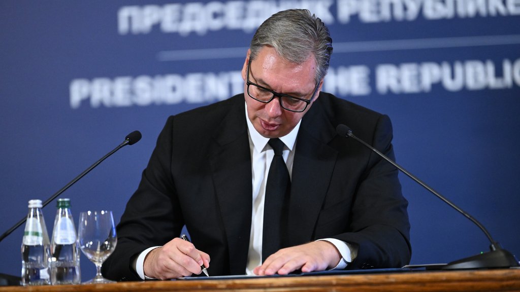 'IMAJU NEVEROVATAN PIK NA ŽENE' Vučić o napadu na devojku (26) od strane blokadera u Nišu: Ljudi su počeli da im se suprotstavljaju! Napadač priveden