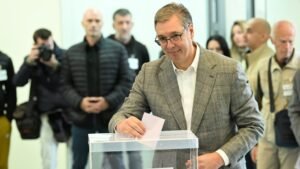ALEKSANDAR VUČIĆ STIGAO U IZBORNI ŠTAB: Brojne novinarske ekipe u prostorijama stranke