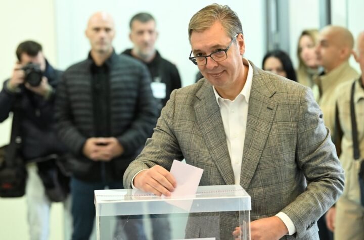 ALEKSANDAR VUČIĆ STIGAO U IZBORNI ŠTAB: Brojne novinarske ekipe u prostorijama stranke