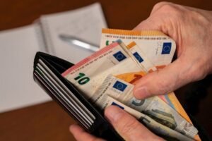 AMERIKANCI UPALI U VELIKE DUGOVE: Evo koliko su zaglibili, jedna stvar može da ih spasi