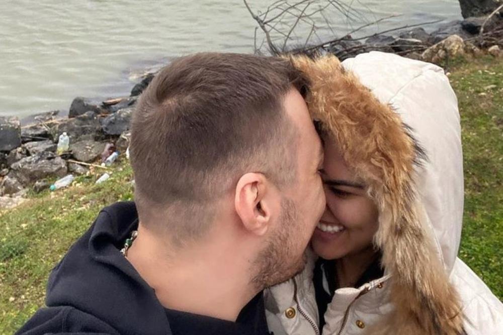 BIVŠA ŽENA NAŠEG PEVAČA POZIRALA U USKIM HELANKAMA: Zategnuta je kao struna, izgleda KAO AVION (FOTO)