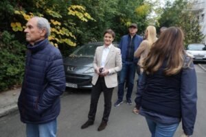 BRNABIĆ STIGLA NA GLASANJE! Čekala u redu sa ljudima da obavi svoju građansku dužnost! (FOTO)