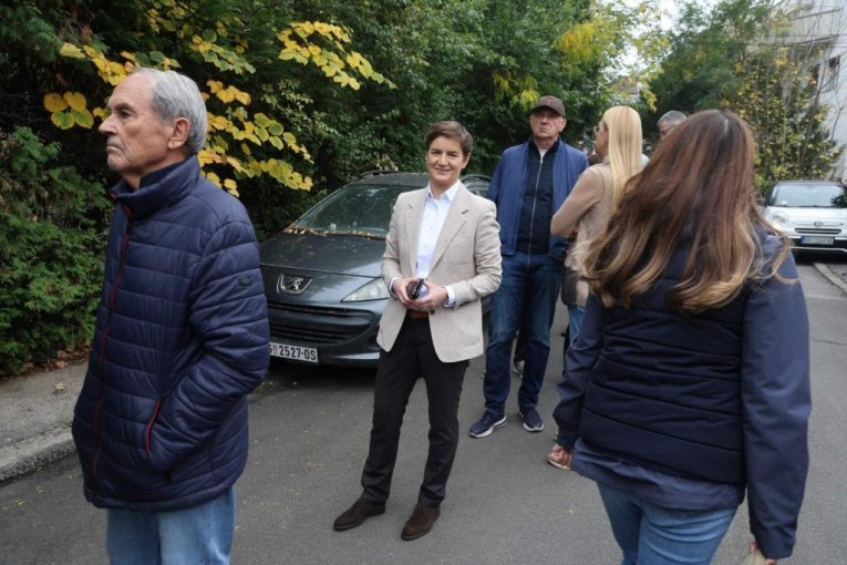 BRNABIĆ STIGLA NA GLASANJE! Čekala u redu sa ljudima da obavi svoju građansku dužnost! (FOTO)