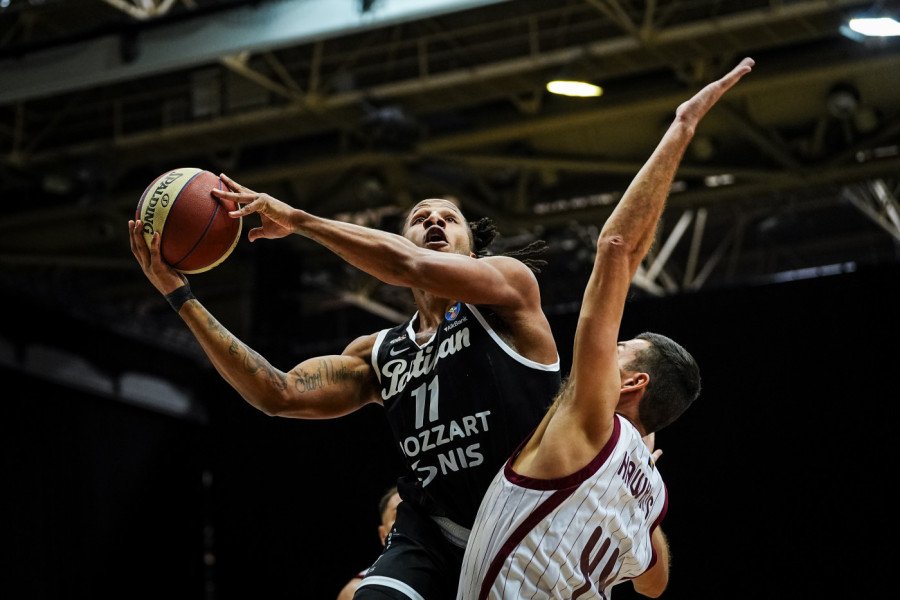 Bosna - Partizan: Vode crno-beli na poluvremenu, domaćin za petama