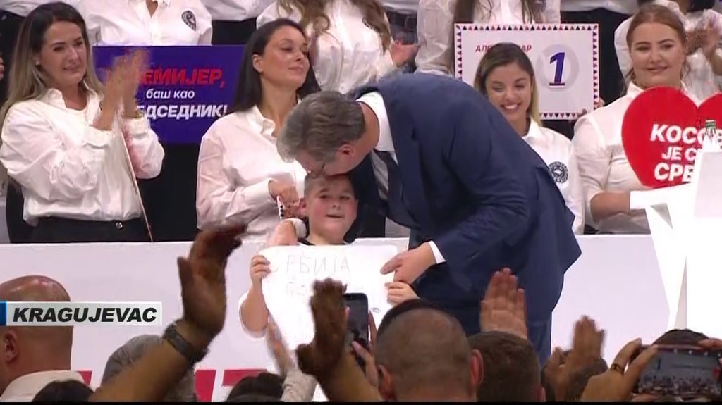DEČAK PREKINUO VUČIĆEV GOVOR U KRAGUJEVCU: Doneo mu posebnu poruku! SVE PUCALO OD EMOCIJA (FOTO)