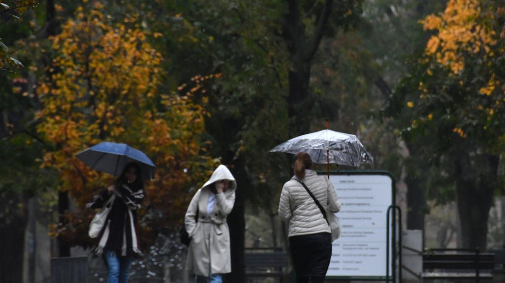 Danas ne izlazite bez jakne i kišobrana: Hladno jutro, promenljivo vreme i temperatura do 20 stepeni