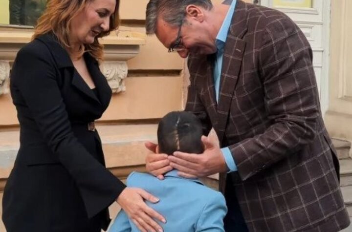 Dirljiv susret Vučića sa dečakom Lukom u Šapcu
