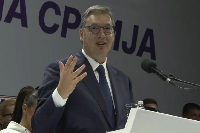 EMOTIVNO O PORODICI, PRIJATELJIMA, POLITIČKIM PRITISCIMA I ODGOVORNOSTI! Aleksandar Vučić večeras od 22.15 gost emisije "Neispičano" na Kurir TV!