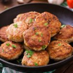 FAŠIRANE ŠNICLE kao iz bakine kuhinje: Uz ovaj recept biće sočne iznutra, a spolja savršeno rumene - u ovome je tajna!